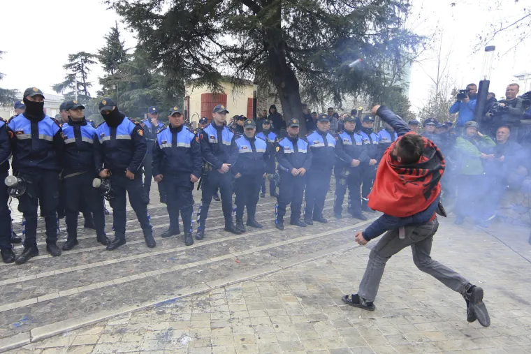 Kaos u Tirani! Prosvjednici poku&scaron;ali provaliti u zgradu parlamenta, policija ih rastjerala suzavcem