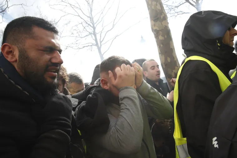 Rat na ulicama Pariza! Žuti prsluci palili i pljačkali trgovine, policija odgovorila suzavcem i vodenim topovima