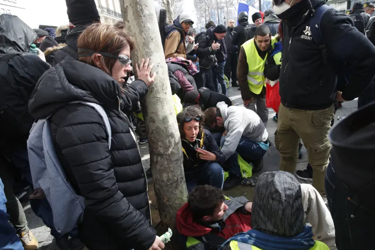 Rat na ulicama Pariza! Žuti prsluci palili i pljačkali trgovine, policija odgovorila suzavcem i vodenim topovima
