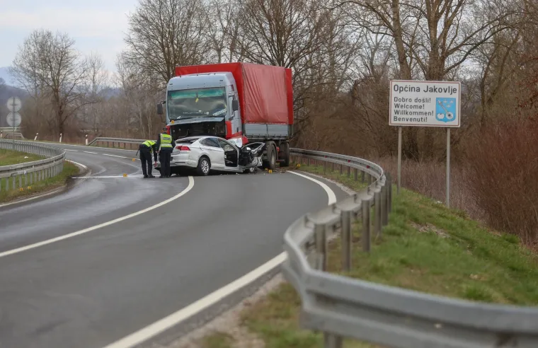 Užas kod Zapre&scaron;ića: U sudaru teretnjaka i osobnog automobila poginula jedna osoba