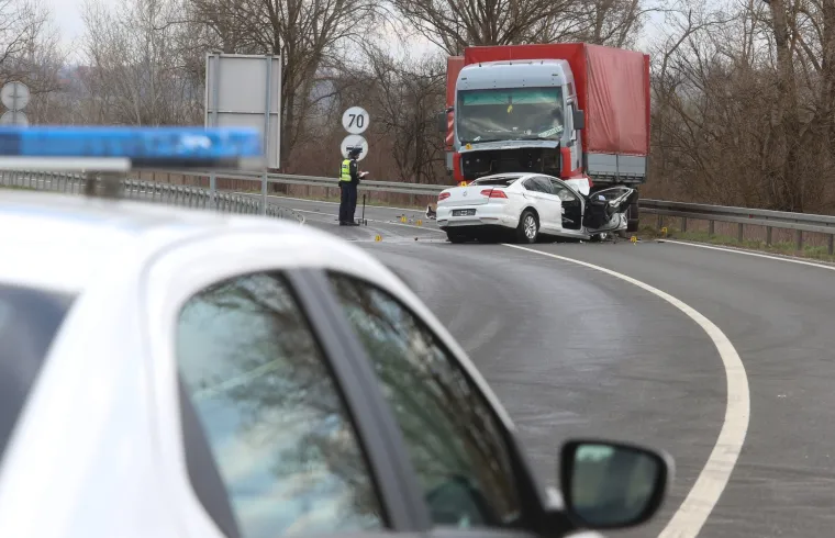 Užas kod Zapre&scaron;ića: U sudaru teretnjaka i osobnog automobila poginula jedna osoba