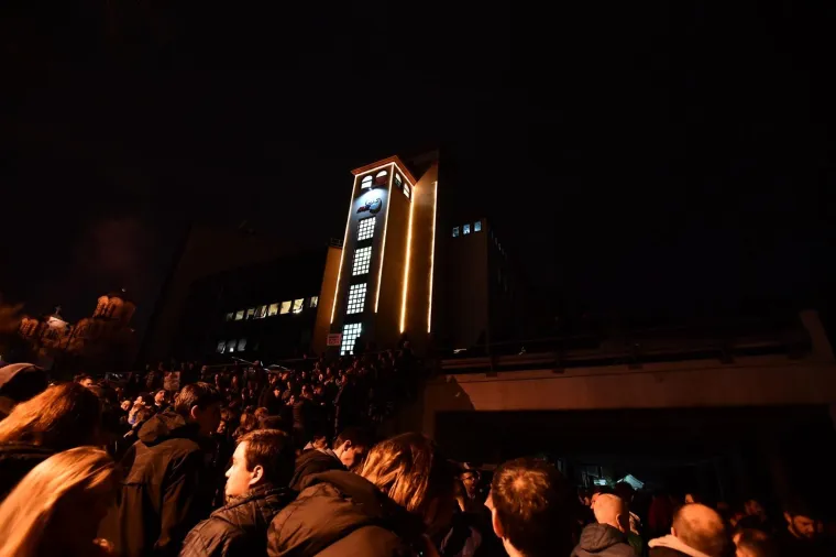 Prosvjednici u&scaron;li u zgradu RTS-a, policajci ih iznose: 'Zavr&scaron;eno je 7 godina Vučićeve diktature i laži'