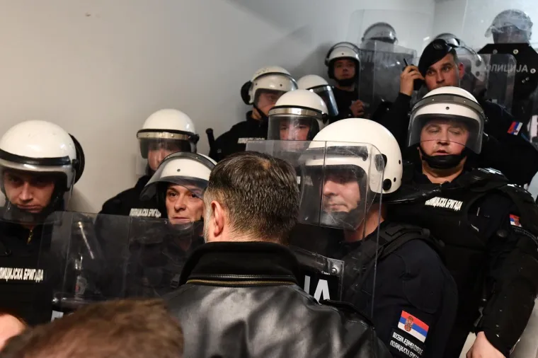 Prosvjednici u&scaron;li u zgradu RTS-a, policajci ih iznose: 'Zavr&scaron;eno je 7 godina Vučićeve diktature i laži'