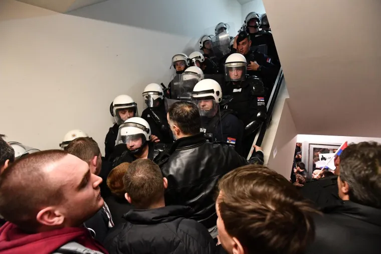 Prosvjednici u&scaron;li u zgradu RTS-a, policajci ih iznose: 'Zavr&scaron;eno je 7 godina Vučićeve diktature i laži'
