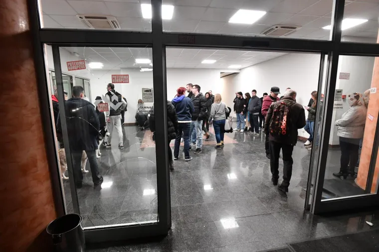 Prosvjednici u&scaron;li u zgradu RTS-a, policajci ih iznose: 'Zavr&scaron;eno je 7 godina Vučićeve diktature i laži'