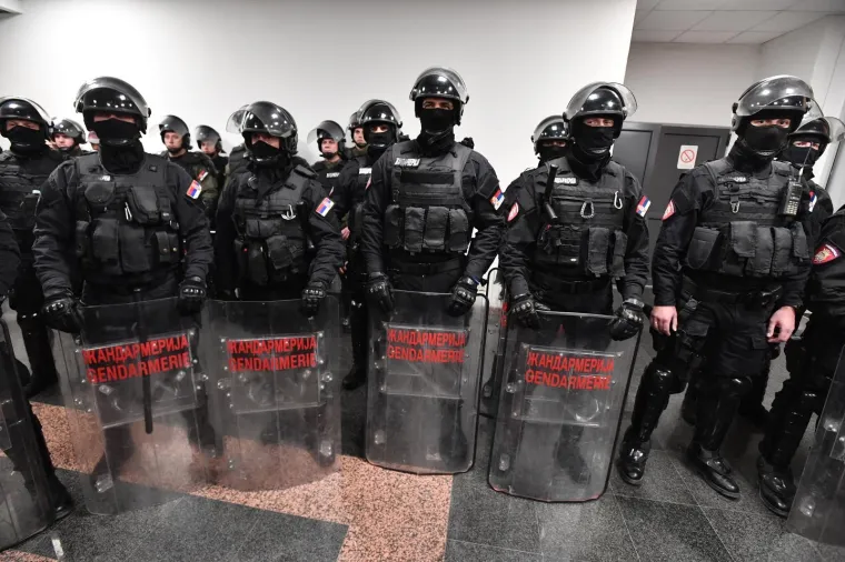 Prosvjednici u&scaron;li u zgradu RTS-a, policajci ih iznose: 'Zavr&scaron;eno je 7 godina Vučićeve diktature i laži'