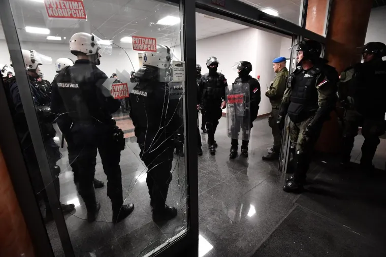 Prosvjednici u&scaron;li u zgradu RTS-a, policajci ih iznose: 'Zavr&scaron;eno je 7 godina Vučićeve diktature i laži'