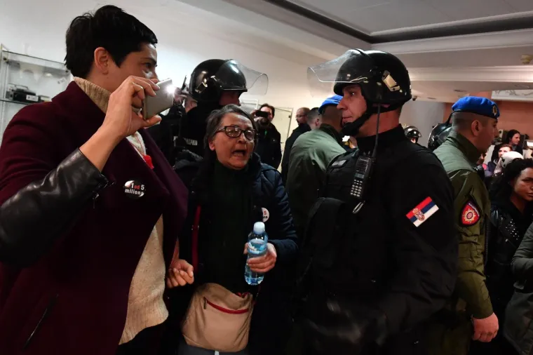 Prosvjednici u&scaron;li u zgradu RTS-a, policajci ih iznose: 'Zavr&scaron;eno je 7 godina Vučićeve diktature i laži'