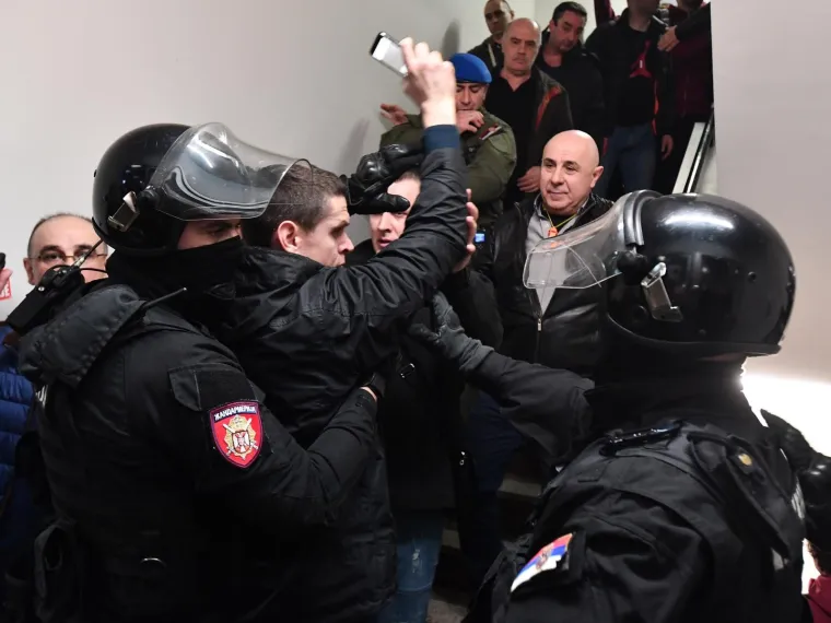 Prosvjednici u&scaron;li u zgradu RTS-a, policajci ih iznose: 'Zavr&scaron;eno je 7 godina Vučićeve diktature i laži'