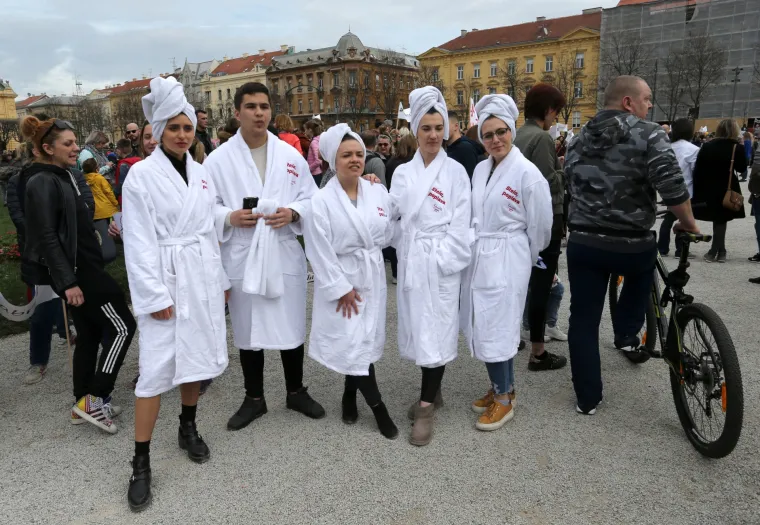 Prosvjed #spasime: Tomislavov trg u Zagrebu pun ljudi, do&scaron;ao i Plenković