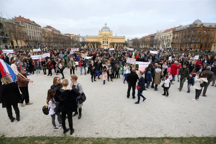 Prosvjed #spasime: Tomislavov trg u Zagrebu pun ljudi, do&scaron;ao i Plenković