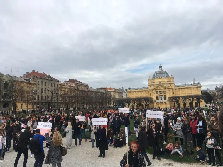 Počeo prosvjed #spasime: Tomislavov trg u Zagrebu pun ljudi, do&scaron;ao i Plenković