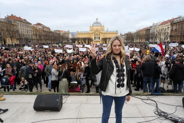 Čitanjem imena žrtava nasilja na zagrebačkom Trgu kralja Tomislava u s "pet do 12" počeo je sredi&scaron;nji prosvjed #Spasi me, kojemu je cilj iskazati solidarnost sa žrtvama nasilja u obitelji te od države zatražiti da ih adekvatno za&scaron;titi. Na Trgu kralja Tomislava okupilo se vi&scaron;e stotina prosvjednika od kojih mnogi nose transparente, s natpisima  "Ljubav ne boli",  "Nasilje nije obiteljska stvar",  "Nemojmo popu&scaron;tati",  "Svi smo odgovorni",  "Zločin, a ne prek&scaron;aj",  "Nulta stopa tolerancije", "I ja sam žrtva nasilja",  "Žrtva nikad nije kriva",  "Hrabri ljudi", "Djela, a ne riječ" i drugi.