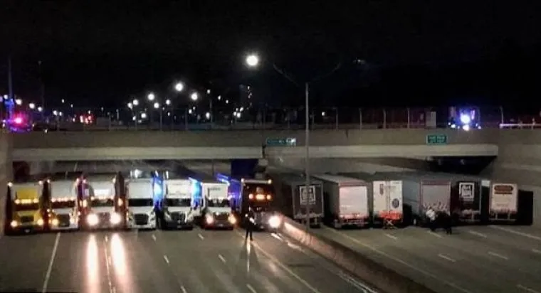 Kamioni su blokirali cestu ispod mosta kako bi spriječili suicidalnog čovjeka da skoči.