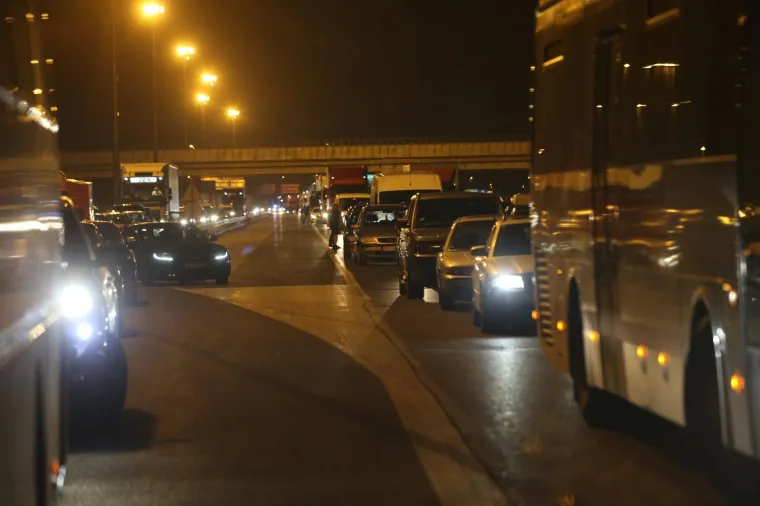 UŽAS: Lančani sudar na zagrebačkoj obilaznici, jedan automobil zavr&scaron;io na krovu