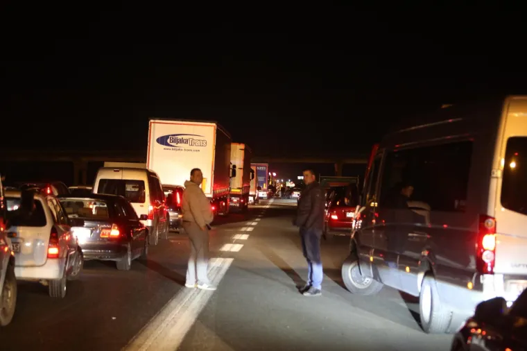 UŽAS: Lančani sudar na zagrebačkoj obilaznici, jedan automobil zavr&scaron;io na krovu