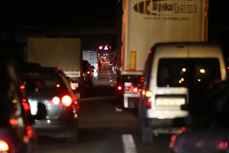 UŽAS: Lančani sudar na zagrebačkoj obilaznici, jedan automobil zavr&scaron;io na krovu