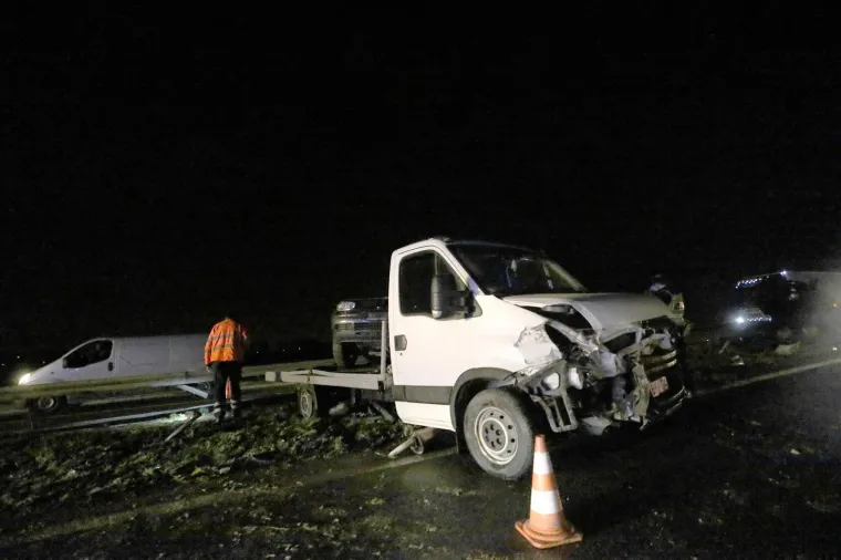 UŽAS: Lančani sudar na zagrebačkoj obilaznici, jedan automobil zavr&scaron;io na krovu