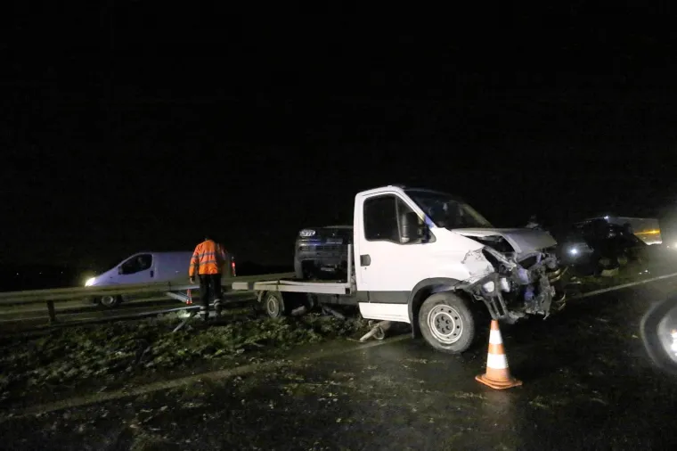 UŽAS: Lančani sudar na zagrebačkoj obilaznici, jedan automobil zavr&scaron;io na krovu
