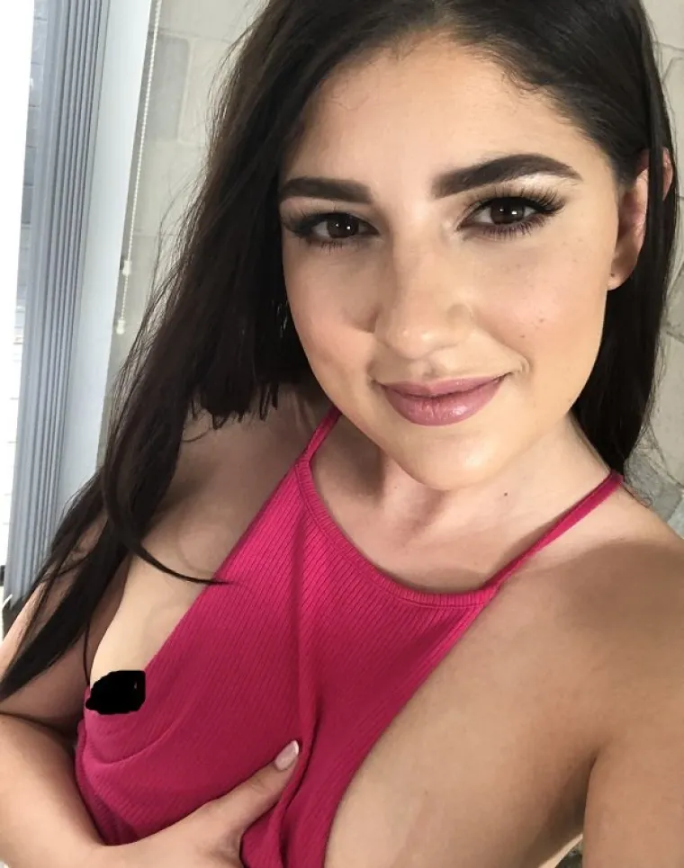 Miranda Miller 
Tvoja prva scena je bila analni seks i snimila si ih jo&scaron; mnogo poslije toga. &Scaron;to toliko voli&scaron; kod analnog seksa?
"Evo, upravo sam snimila  svoju prvu scenu dvostruke penetracije za Legal Porno. Oti&scaron;la sam u Europu na čitav mjesec i snimala sam valjda pet dana u tjednu. Analni seks je totalno drugačiji osjećaj. Taj drugačiji podražaj, osjet, to je ono &scaron;to me privuklo. U mojoj karijeri, otprilike 75 posto scena su bile analne. Jednostavno vole tinejdžericu nedužnog izgleda koja je nabijena. Oni su to voljeli, a i ja sam se u to zaljubila"