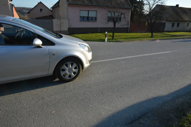 Nesreća kod Požege: Dijete na kolniku kupovalo sladoled, na njega naletio automobil