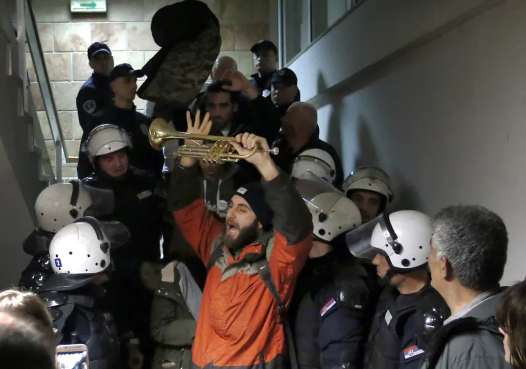 Pogledajte kako izgleda zgrada RTS-a nakon upada prosvjednika i sukoba s policijom