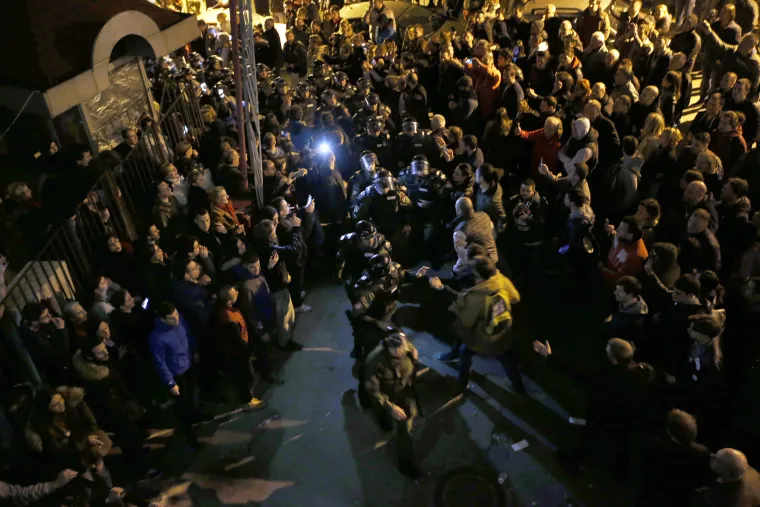 Pogledajte kako izgleda zgrada RTS-a nakon upada prosvjednika i sukoba s policijom