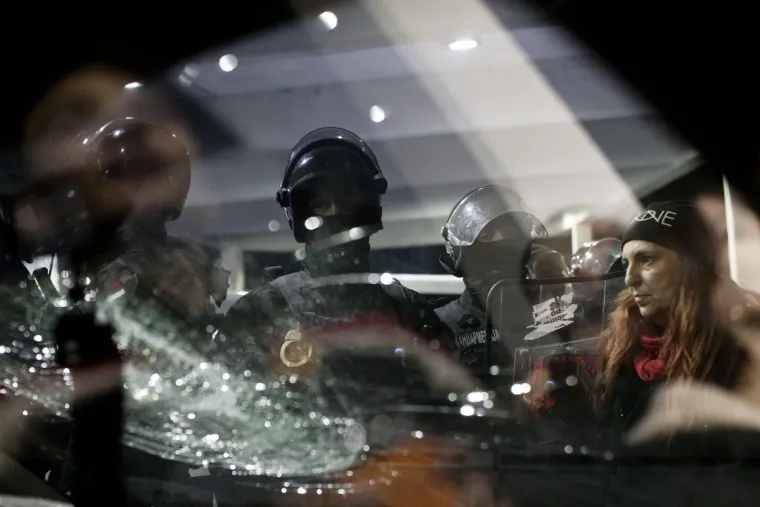 Pogledajte kako izgleda zgrada RTS-a nakon upada prosvjednika i sukoba s policijom