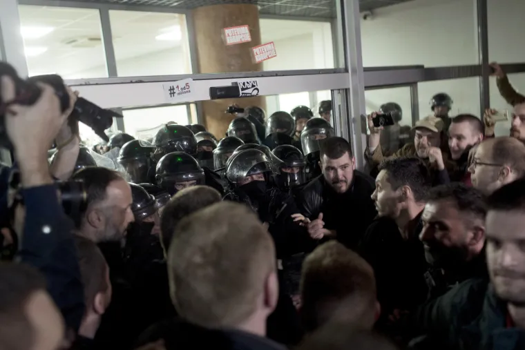 Pogledajte kako izgleda zgrada RTS-a nakon upada prosvjednika i sukoba s policijom