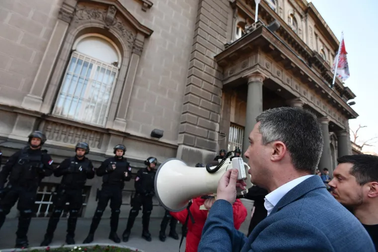 Vučić poručio prosvjednicima: 'Nai&scaron;li ste na nekoga tko vam se ne pla&scaron;i reći u lice da se najgore lopuže'