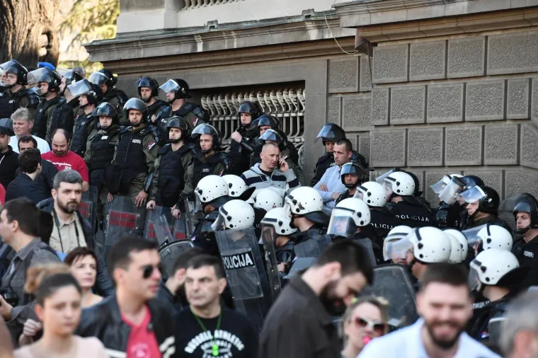 17.03.2019., Beograd - Prosvjednici ispred zgrade Predsjedni&scaron;tva gdje je u podne predsjednik Srbije Aleksandar Vučić održao konferenciju za medije. 
Ispred zgrade Predsjednistva postavljena je ograda, koju su prosvjednici ubrzo nakon početka Vučićevog govora probili, ali je policija pod punom opremom stala ispred njih. 
Photo: Srđan Ilić/PIXSELL