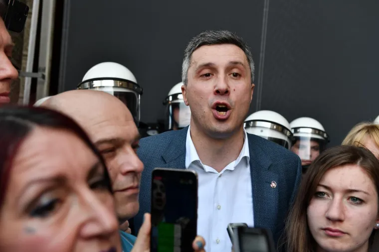 Ispred zgrade Predsjednistva postavljena je ograda, koju su prosvjednici ubrzo nakon pocetka Vucicevog govora probili, ali je policija pod punom opremom stala ispred njih. Bosko Obradovic. 
Photo: Srdjan Ilic/PIXSELL