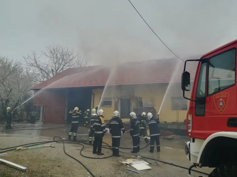 Eksplozija u Donjem Vidovcu: Jedna osoba poginula, vatrogasci gase požar