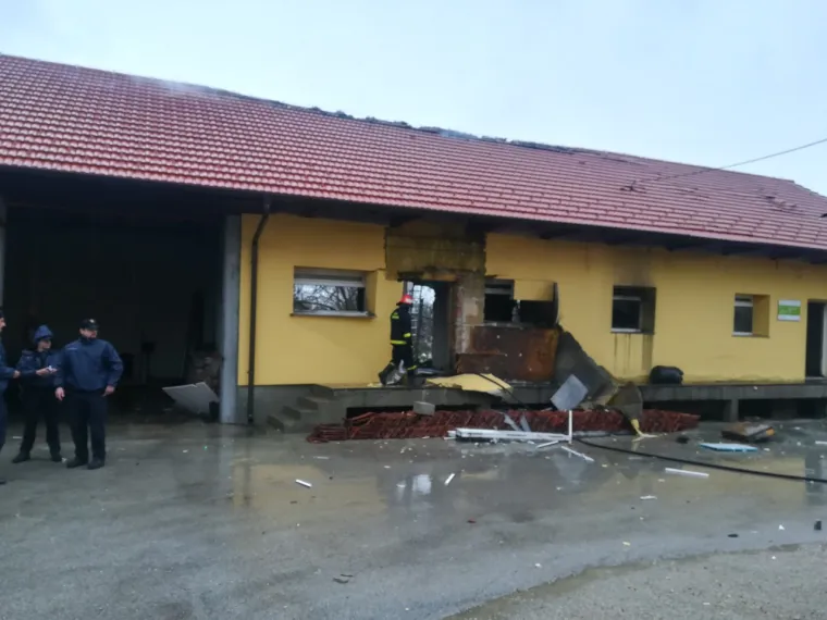 Eksplozija u Donjem Vidovcu: Jedna osoba poginula, vatrogasci gase požar