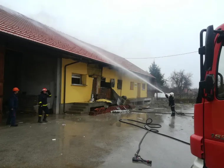 Eksplozija u Donjem Vidovcu: Jedna osoba poginula, vatrogasci gase požar