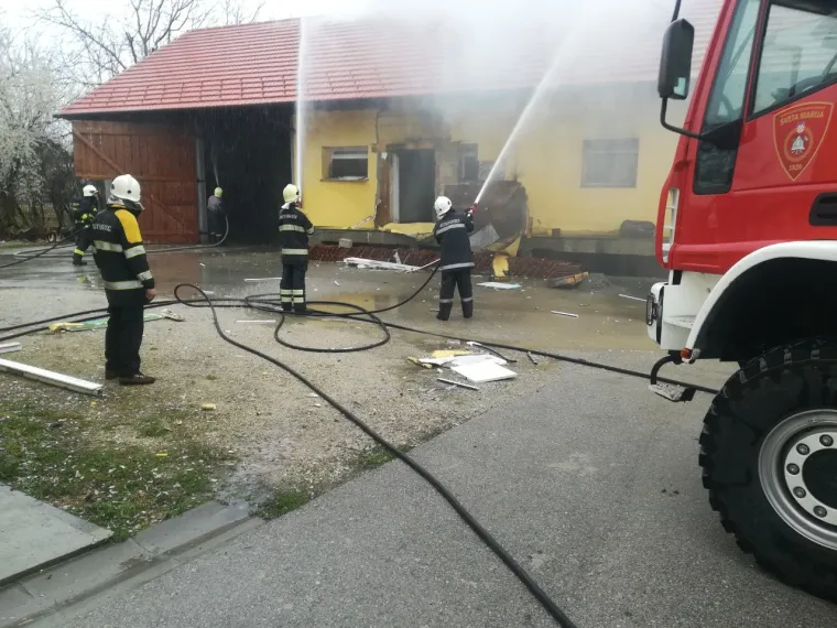 Eksplozija u Donjem Vidovcu: Jedna osoba poginula, vatrogasci gase požar
