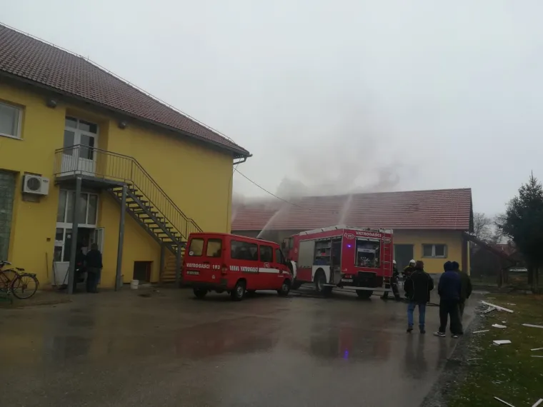 Eksplozija u Donjem Vidovcu: Jedna osoba poginula, vatrogasci gase požar