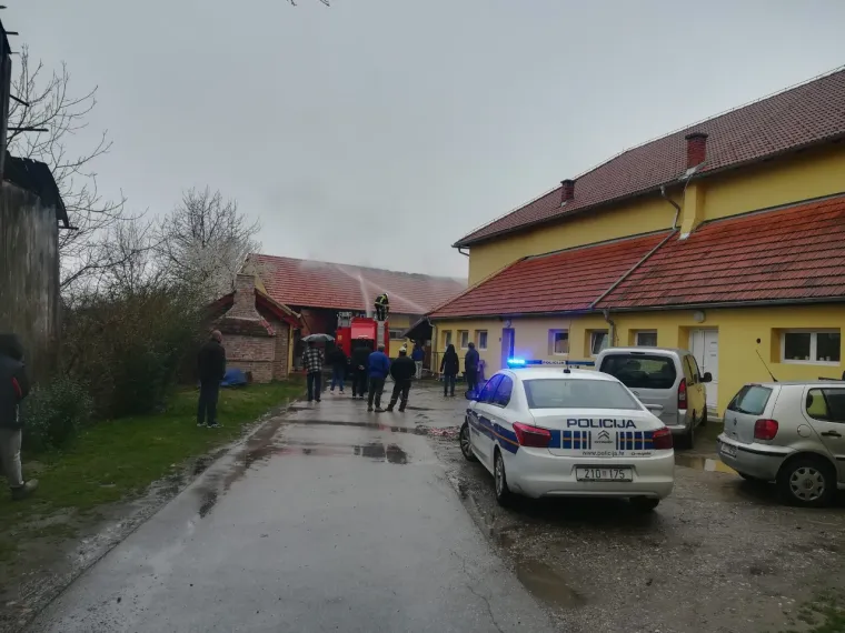 Eksplozija u Donjem Vidovcu: Jedna osoba poginula, vatrogasci gase požar