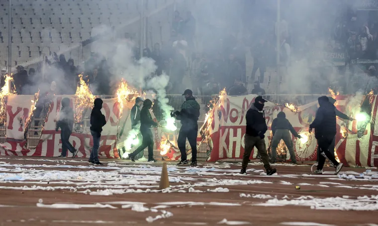 Najveći grčki derbi završio kaosom: Navijači bacali Molotovljeve koktele na policiju, ovi uzvratili suzavcima