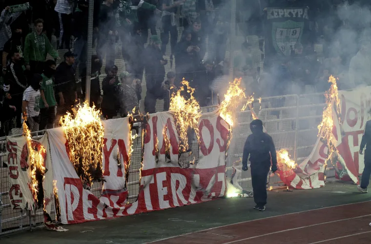 Najveći grčki derbi završio kaosom: Navijači bacali Molotovljeve koktele na policiju, ovi uzvratili suzavcima