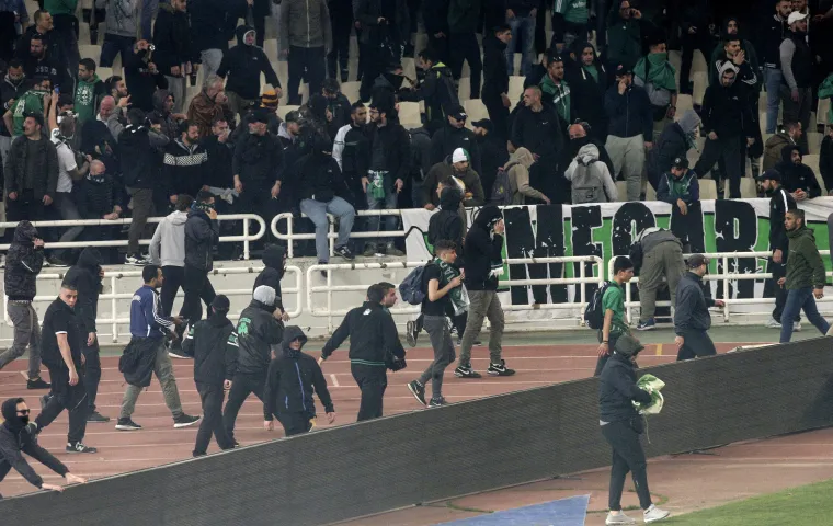 Najveći grčki derbi završio kaosom: Navijači bacali Molotovljeve koktele na policiju, ovi uzvratili suzavcima