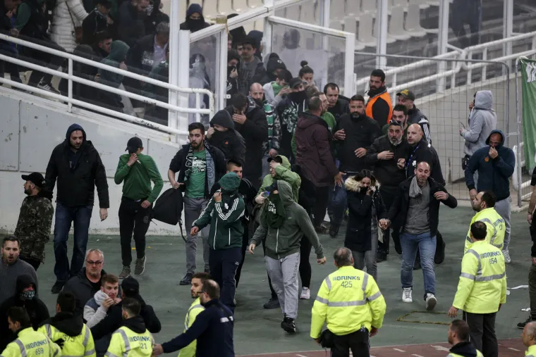 Najveći grčki derbi završio kaosom: Navijači bacali Molotovljeve koktele na policiju, ovi uzvratili suzavcima
