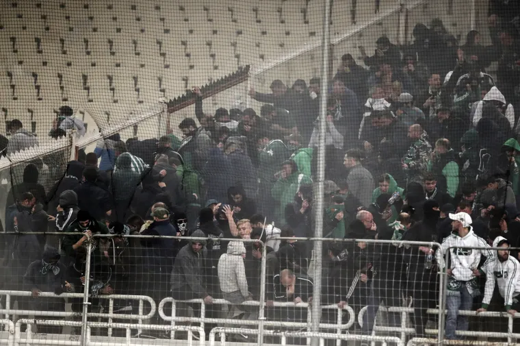 Najveći grčki derbi završio kaosom: Navijači bacali Molotovljeve koktele na policiju, ovi uzvratili suzavcima