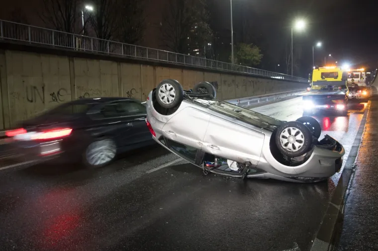 Automobil zavr&scaron;io na krovu u podvožnjaku na Slavonskoj aveniji