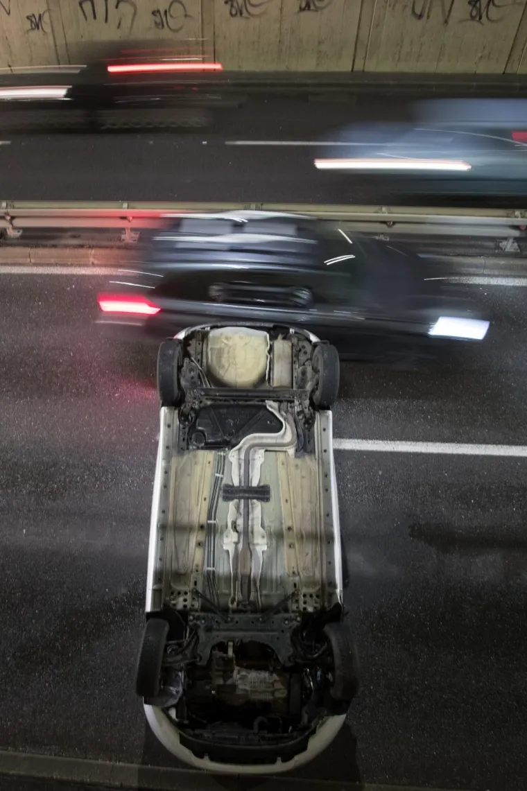 Automobil zavr&scaron;io na krovu u podvožnjaku na Slavonskoj aveniji