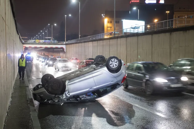 Automobil zavr&scaron;io na krovu u podvožnjaku na Slavonskoj aveniji