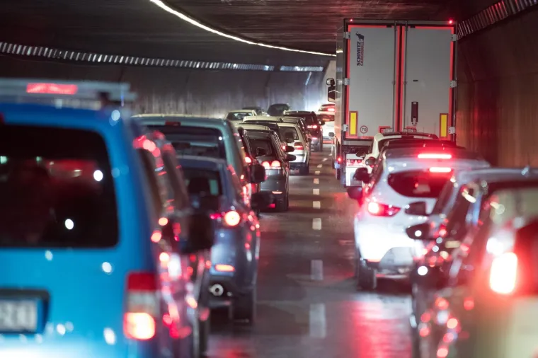Automobil zavr&scaron;io na krovu u podvožnjaku na Slavonskoj aveniji