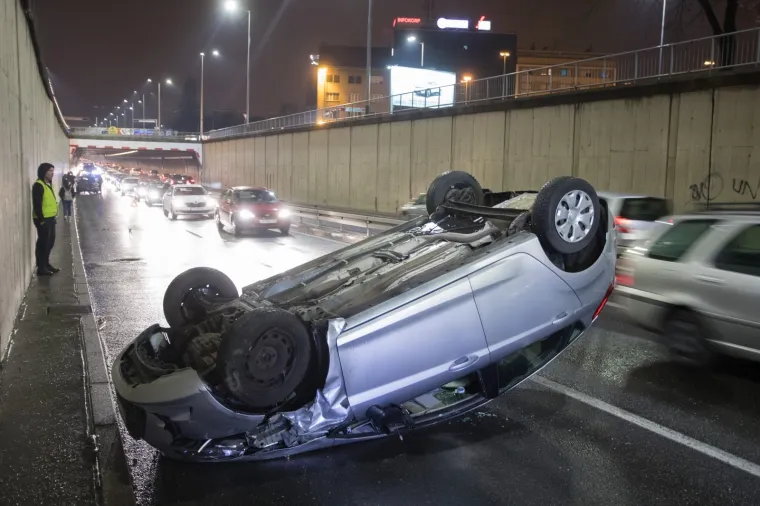 Automobil zavr&scaron;io na krovu u podvožnjaku na Slavonskoj aveniji