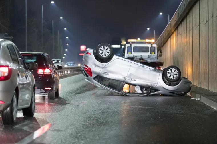 Automobil zavr&scaron;io na krovu u podvožnjaku na Slavonskoj aveniji