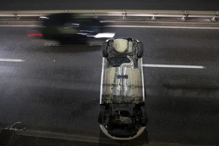 Automobil zavr&scaron;io na krovu u podvožnjaku na Slavonskoj aveniji